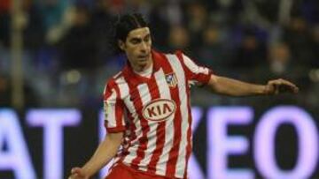 <b>TENDRÁ QUE DECIDIR. </b>Tiago, controlando un balón con el Atlético.