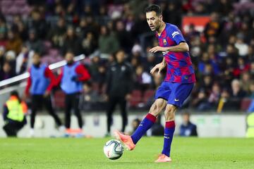 Es un jugador con un palmarés envidiable. Ha ganado casi todos los títulos posibles y es una rara avis en el fútbol moderno, ya que se trata de un One Club Man. Lleva toda su carrera en el Barcelona. Al igual que en su club, en la Selección se hizo rápidamente con la titularidad. Aunque tiene 31 años, todavía no ha hablado de retirarse. Sí ha dejado caer que no alargará su carrera innecesariamente.
