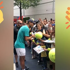 Otro habría puesto mala cara y habría firmado 3 pelotas... pero es Nadal y es gigantesco