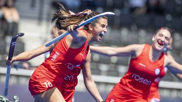 Amstelveen (Netherlands), 12/07/2022.- Manuela Urroz (L) of Chile celebrates with teammate Fernanda Arrieta (R) after scoring the 1-0 lead during the FIH Women's Field Hockey World Cup 2022 classification match between South Africa and Chile in Amstelveen, Netherlands, 12 July 2022. (Países Bajos; Holanda, Sudáfrica) EFE/EPA/Koen Suyk