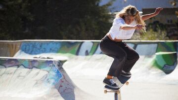 La skater Cristina Sánchez, más conocida como Cristina Mandarina, patinando sobre un rail en un skatepark de Barcelona.
