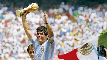 MEXICO CITY, MEXICO - JUNE 29: Diego Maradona of Argentina holds the World Cup trophy after defeating West Germany 3-2 during the 1986 FIFA World Cup Final match at the Azteca Stadium on June 29, 1986 in Mexico City, Mexico. (Photo by Archivo El Grafico/G