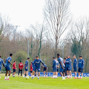 Sesión de activación para los dos equipos antes de reanudar el partido
