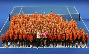 Maria Sharapova y el australiano Thanasi Kokkinakis posan junto a un grupo de asistentes de cancha en el Rod Laver Arena de Melbourne.