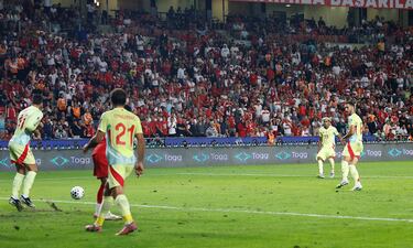 Tiró la pared Pedri con Ferran Torres, con el canario dando la asistencia con su pase atrás para encontrar a Mikel Merino, que se sacó otro potente disparo raso para batir a Çakir. 