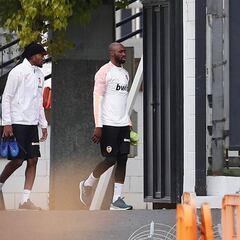 Kondogbia vuelve a pisar césped y Garay completa la sesión