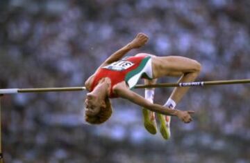 Stefka Kostadinova consiguió el récord mundial en 1987 en la modalidad de salto de altura. La búlgara consiguió saltar los 2,09 metros. La cifra casi fue alcanzada en el 2006 y 2009 por las atletas Kajsa Bergqvist (Suecia) y Blanka Vasic (Croacia).