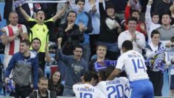 <b>OTRO GOL SALVADOR. </b>Edu Oriol, oculto en el abrazo de sus compañeros tras anotar el gol del triunfo.