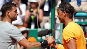 Nadal saluda a Dimitrov tras el partido que ambos disputaron en Montecarlo.