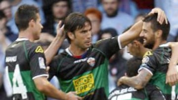 El centrocampista del Elche Javi Márquez celebra con sus compañeros el gol marcado al Celta.