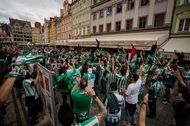 Gran ambiente en la Fan Zone del Real Betis. 