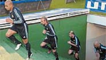 <b>UN CUARTETO DE LUJO.</b> R. Carlos, Beckham, Zidane y Ronaldo, elegidos por LEquipe en el once de 2003.