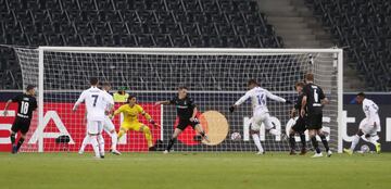 2-2. Casemiro marcó el segundo gol en el minuto 93.