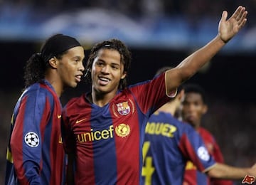 Cuando el mexicano subió al primer equipo del Barcelona, en 2007, compartió cancha con el mítico brasileño. 