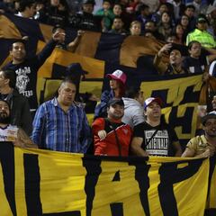 Barristas de Pumas se enfrentan entre ellos en Puebla