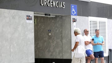 Ricardo Urgell,c., fundador del grupo Pacha, visita a Ángel Nieto en la Policlínica del Rosario.