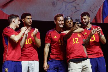 Gavi, Asensio, Canales, Ansu Fati y David Raya durante el acto de celebración de la consecución de la Nations League.