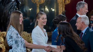 La Infanta Sofía (i) y la Princesa Leonor (2i) durante el besamanos con ocasión del Juramento de la Constitución de la Princesa Leonor, a 31 de octubre de 2023, en Madrid (España). La Princesa de Asturias ha jurado hoy la Constitución ante las Cortes Generales con motivo de su 18 cumpleaños. Tras este acto solemne, en el que se escenifica la continuidad de la monarquía parlamentaria, la Princesa de Asturias ha recibido en el Palacio Real el collar de Carlos III,  la máxima distinción que concede el Estado español. Tras esta entrega, y también en el Palacio Real, ha dado comienzo un almuerzo de celebración en el comedor de Gala del Palacio Real al que asisten más de 100 invitados, entre los que además de los tres poderes del Estado, hay representantes destacados de ámbitos como el deporte, la sociedad o la economía.
31 OCTUBRE 2023;MONARQUÍA;CASA REAL;BESAMANOS;SALUDO;INSTITUCIONAL;
EUROPA PRESS/A.Ortega.POOL
31/10/2023