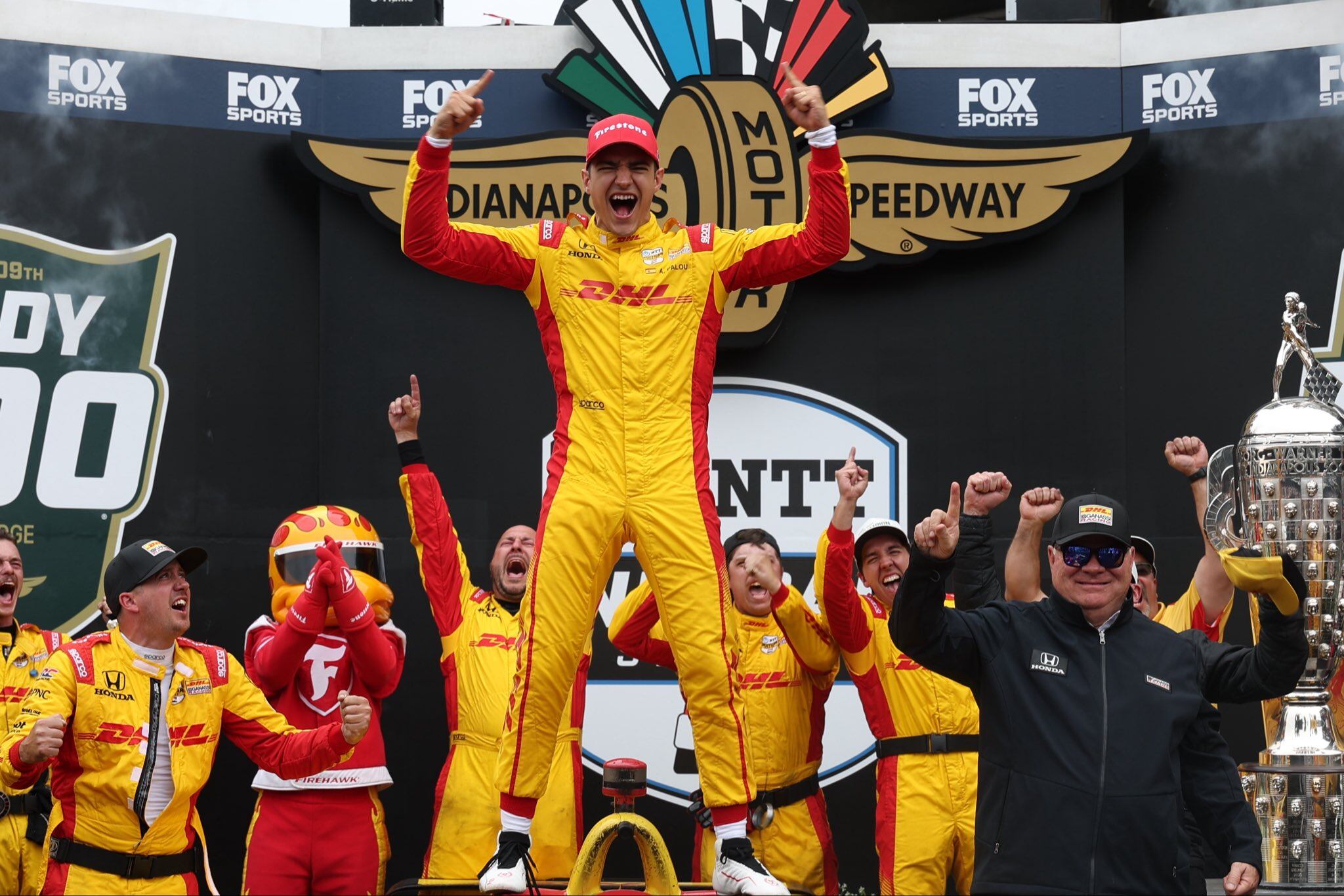 Álex Palou celebra su victoria en la Indy 500.