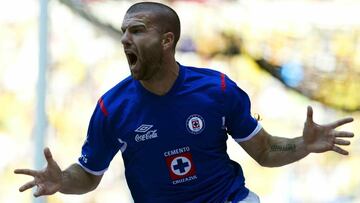 El ahora delantero de los Gallos explotó contra el dueño del Cruz Azul y recordó como se dio su partida del cuadro cementero.