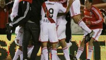 Los jugadores de River celebran el gol de Maidana.