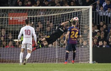 3-1. Josep Señé marcó el primer gol tras  un despeje de Cillessen.