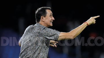 Alexandre Guimarães, técnico de América de Cali, en un partido de Liga BetPlay.