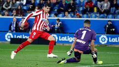 Morata ante Pacheco, en el Alav&eacute;s-Atl&eacute;tico.