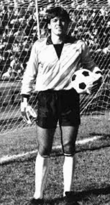 Seleccionado uruguayo, mundialista en Italia 1990 y que defendió el arco de Palestino en la temporada 1996.