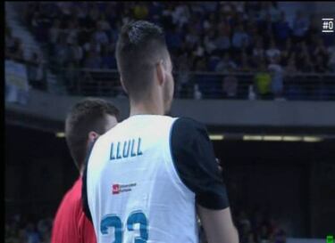 Willy Hernngomez, con la camiseta de Llull en la grada