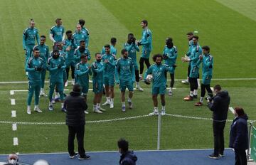 Los jugadores del Madrid, antes de comenzar la sesión en el Etihad.