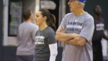 Becky Hammon y Gregg Popovich conversan durante un entrenamiento de los San Antonio Spurs.