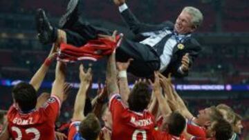 Heynckes, manteado por sus jugadores en Wembley.