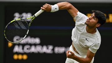 Carlos Alcaraz saca durante su partido contra Frances Tiafoe en Wimbledon.