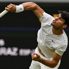 Alcaraz hace del saque una tabla de salvación en Wimbledon