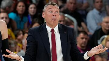 BARCELONA, 29/05/2023.- El entrenador del FC Barcelona, arunas Jasikevicius, da instrucciones a sus jugadores este lunes, durante el primer partido de play off por el titulo de liga, en el Palau Blaugrana de Barcelona. EFE/ Alejandro García