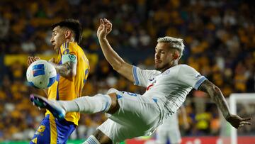 Soccer Football - CONCACAF Champions Cup - Semi Final - First Leg - Tigres UANL v Cruz Azul - Estadio Universitario, Monterrey, Mexico - April 23, 2025 Tigres UANL's Fernando Gorriaran in action with Cruz Azul's Gonzalo Piovi REUTERS/Daniel Becerril