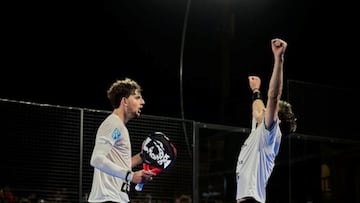 Yanguas se acerca a Stupaczuk, que levanta los brazos.