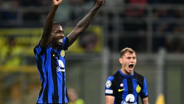 Inter Milan's French forward #09 Marcus Thuram (L) celebrates scoring his team's first goal during the UEFA Champions League 1st round day 2 Group D football match Inter Milan vs Benfica at the San Siro stadium in Milan on October 3, 2023. (Photo by GABRIEL BOUYS / AFP)