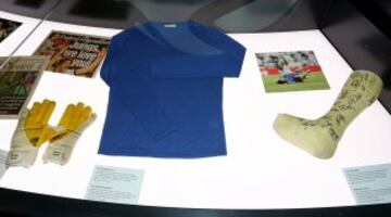 Camiseta de Joachikm Loew en el Mundial de 2010 junto a los guantes, imágenes y medias.