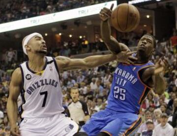 DeAndre Liggins y Jerryd Bayless.