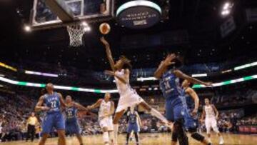 DeWanna Bonner, de Phoenix, entra a canasta durante un partido contra las Lynx.