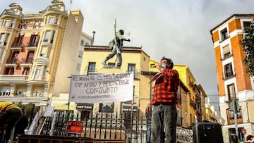 Varias personas sostienen carteles en una nueva manifestaci&oacute;n de comerciantes de El Rastro.