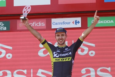 Adam Yates con el trofeo AS al Mejor Joven.