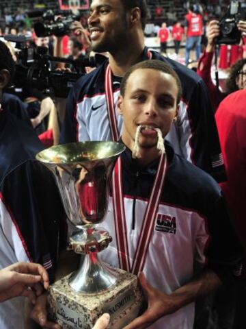 12/09/2010 Stephen Curry posa con el trofeo después de ganar el Campeonato Mundial de baloncesto entre Turquía y EE.UU en Estambul