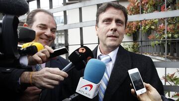 El médico Eufemiano Fuentes atiende a los medios antes de comparecer en el juicio de la Operación Puerto contra el dopaje.