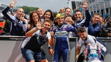 Martín celebra la pole con su equipo.