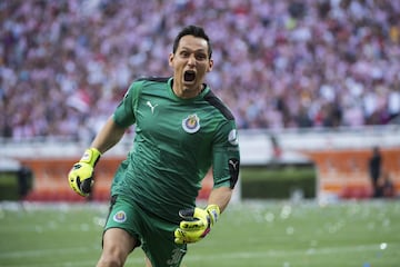 Es el titular indiscutible con el Guadalajara, al disputar todos los encuentros con el Campeón en el Clausura 2017.