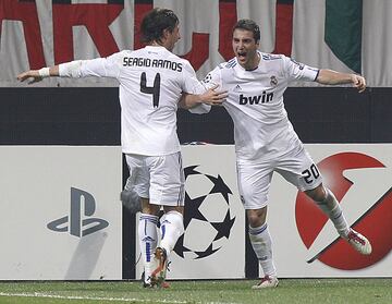El delantero argentino, nacido en Brest (Francia), tiene en su haber el logro de anotar el gol 700 de la historia del Real Madrid en la Champions.  Fue en un empate a dos frente al Milan en la fase de grupos de la temporada 2010/11.