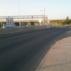 Se baja del coche para pagar el peaje, el vehículo sigue con su mujer a bordo y la Policía evita la tragedia: se puso en modo conducir